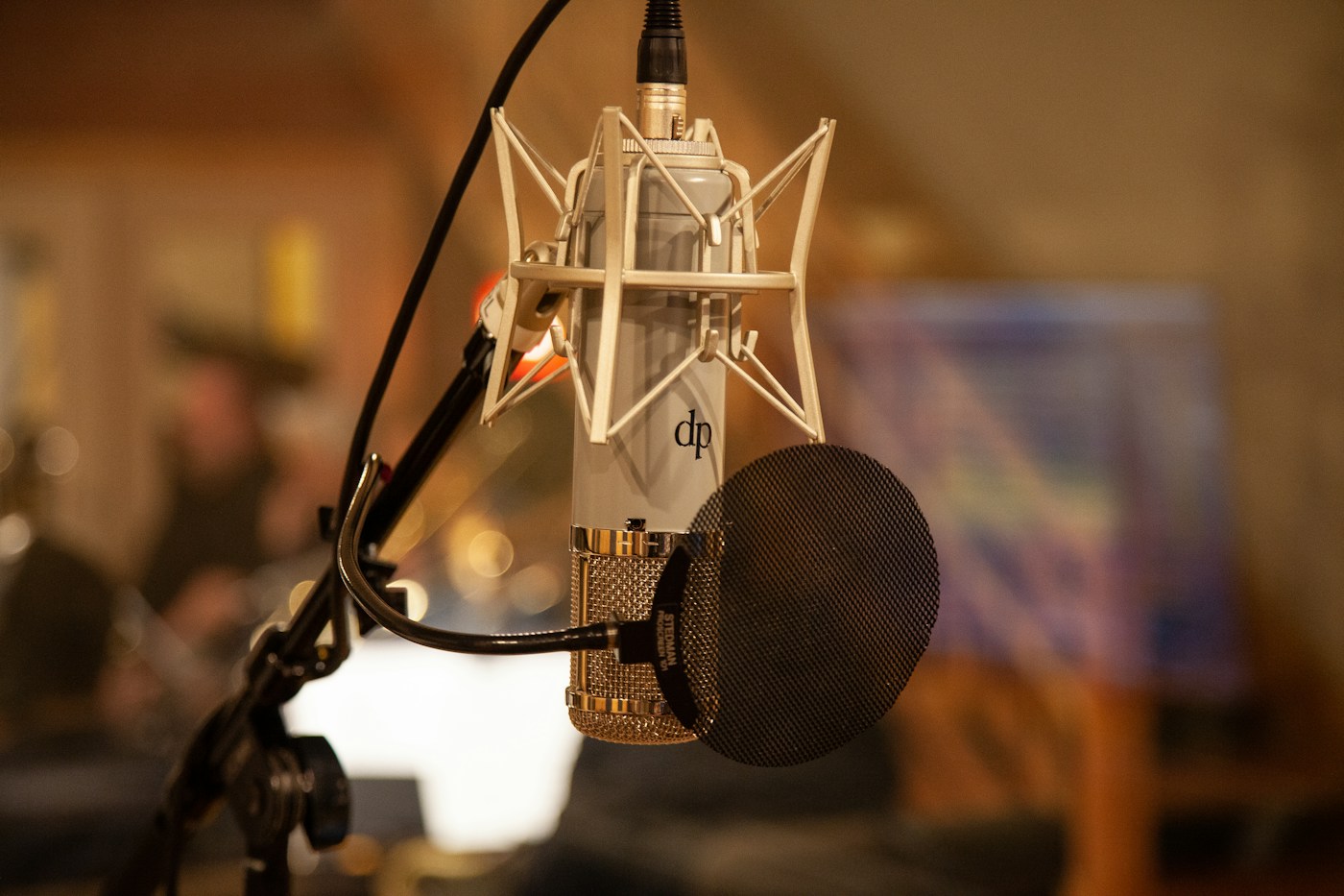 Micrófono profesional en un estudio de grabación